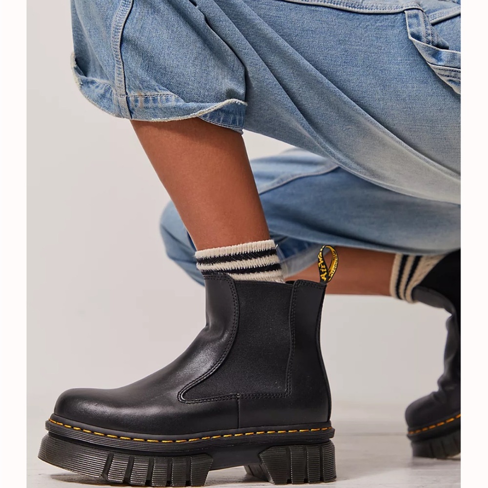 Worn once Dr Martens women’s lug sole platform leather Chelsea ankle black boots